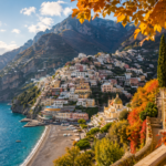 Amalfiküste im Herbst mit bunten Häusern, Küste und mediterraner Landschaft