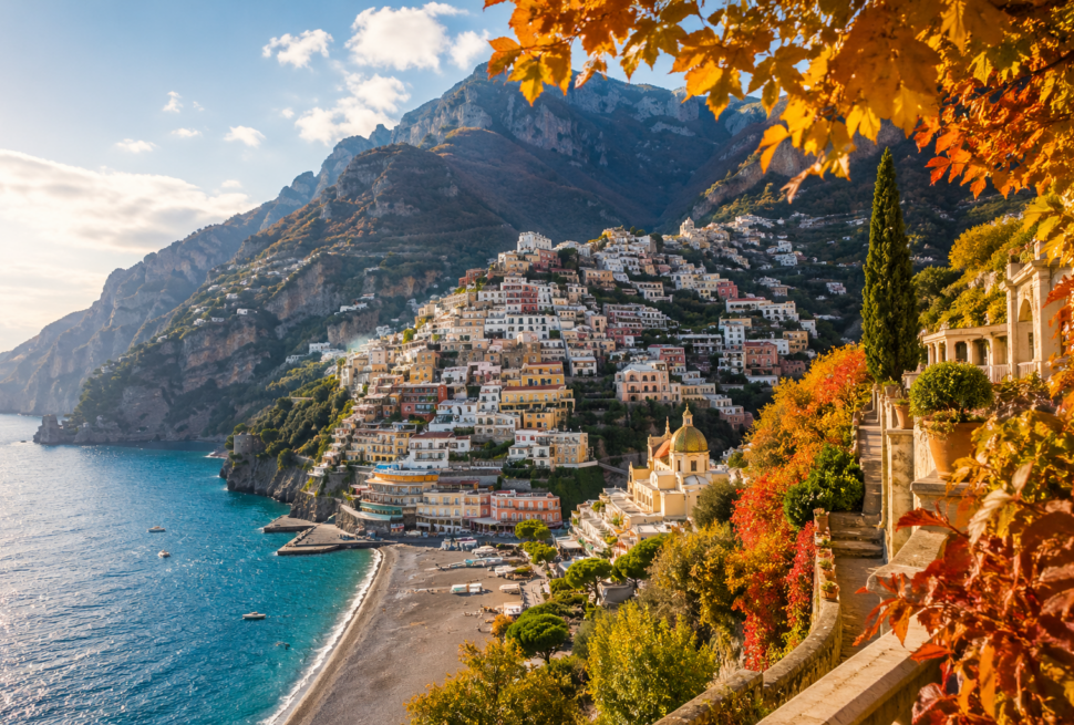 Amalfiküste im Herbst mit bunten Häusern, Küste und mediterraner Landschaft